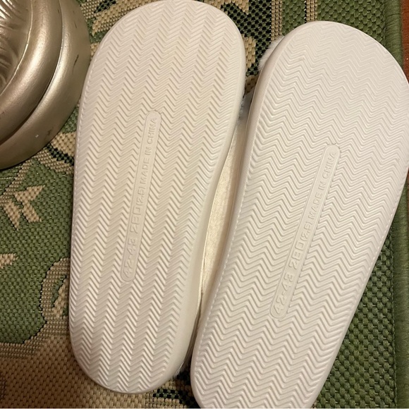 Cow Slippers 🐮 - Picture 6 of 6